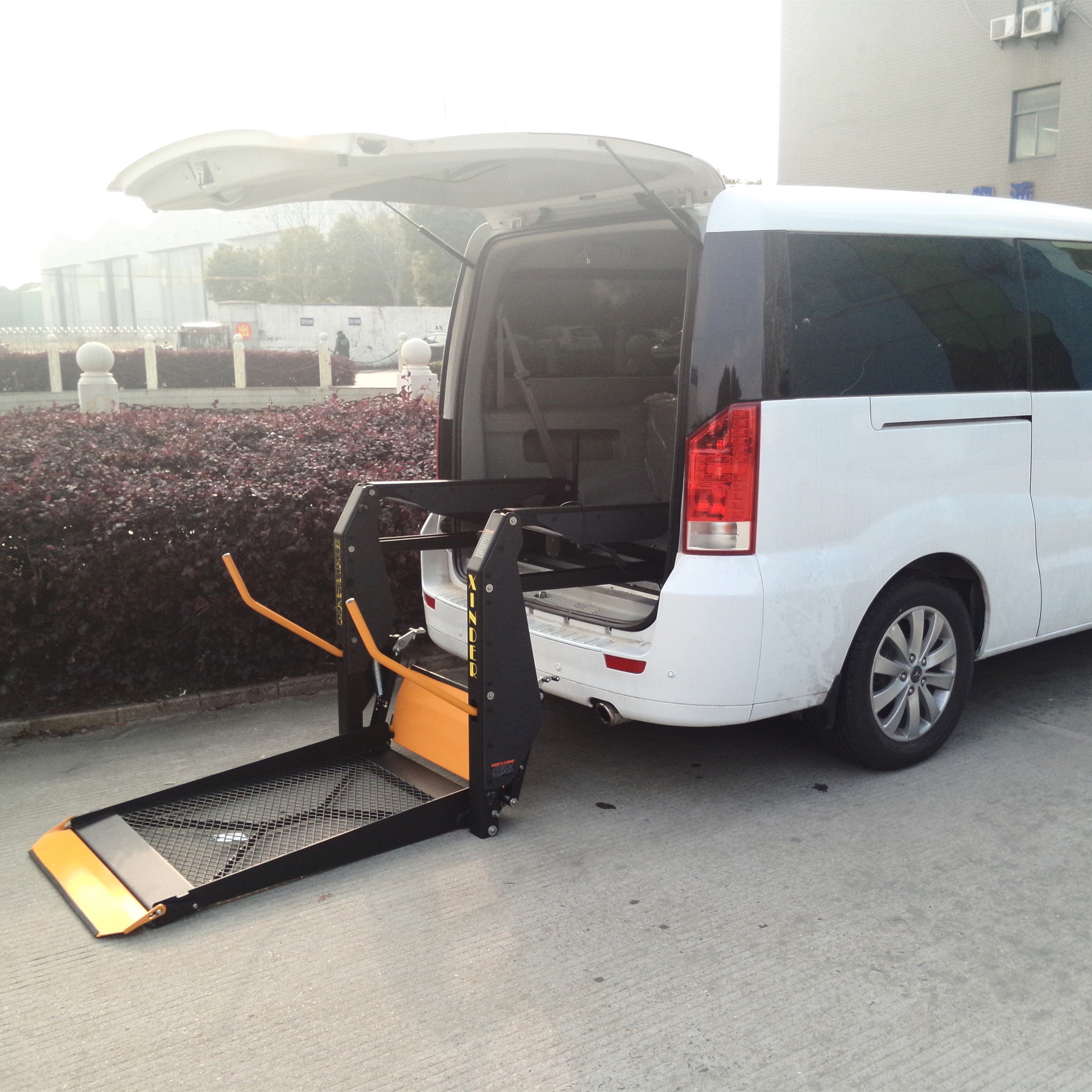 信德泰克汽车用残疾人上下车升降台 无障碍液压升降机