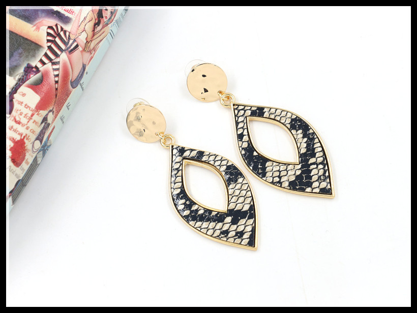 Europäische Und Amerikanische Neue Mode Blatt Serpentine Pu Leder Ohrringe Tropfen Förmige Legierung Anhänger Kunstleder Ohrringe display picture 2