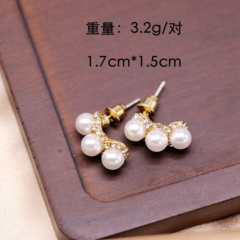 Korean Pearl Diamond Silver Pin Earrings Simple Earrings Retro Elegant Pearl Diamond Silver Earrings display picture 1