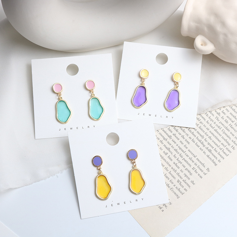 Oversized Sculptural Acrylic Clip-on Earrings Modern European Style_voghion.com
