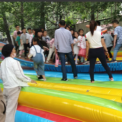 网红同款户外摆摆桥彩虹桥网红桥组合式防护气垫摇摇桥厂家直销|ru