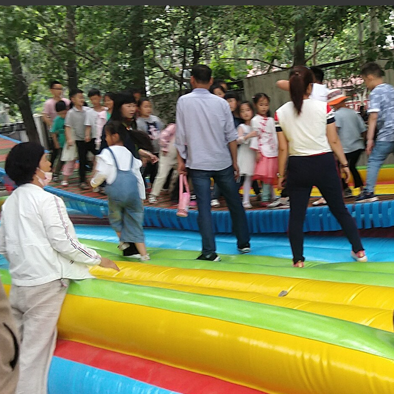 网红同款户外摆摆桥彩虹桥网红桥组合式防护气垫摇摇桥厂家直销|ru