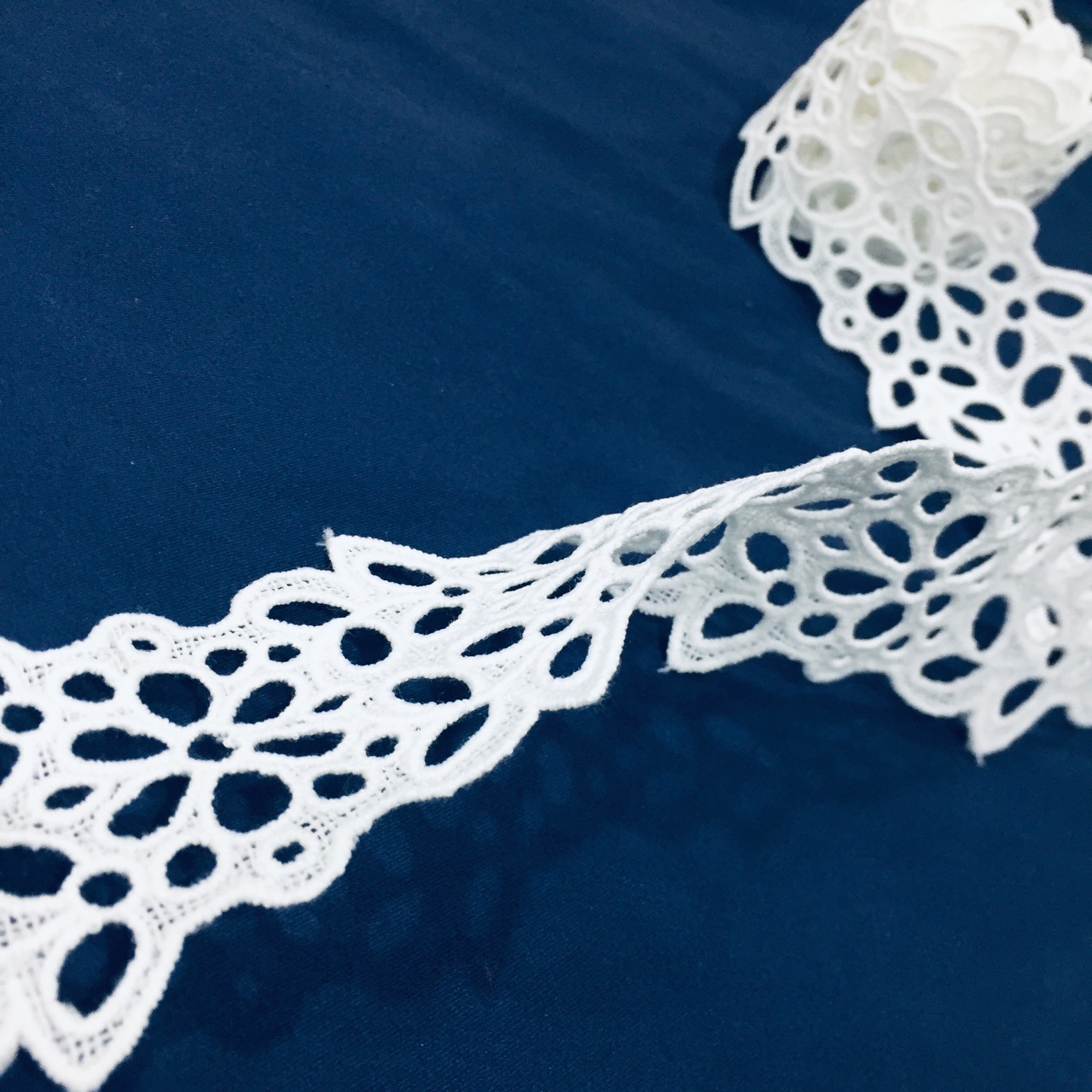 水溶花边牛奶丝 绣花蕾丝4.5CM镂空小条码  服装辅料 厂家直销