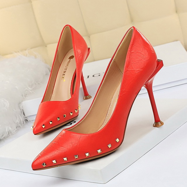 slim-heeled shallow-mouthed nightclub pointed metal riveted shoes