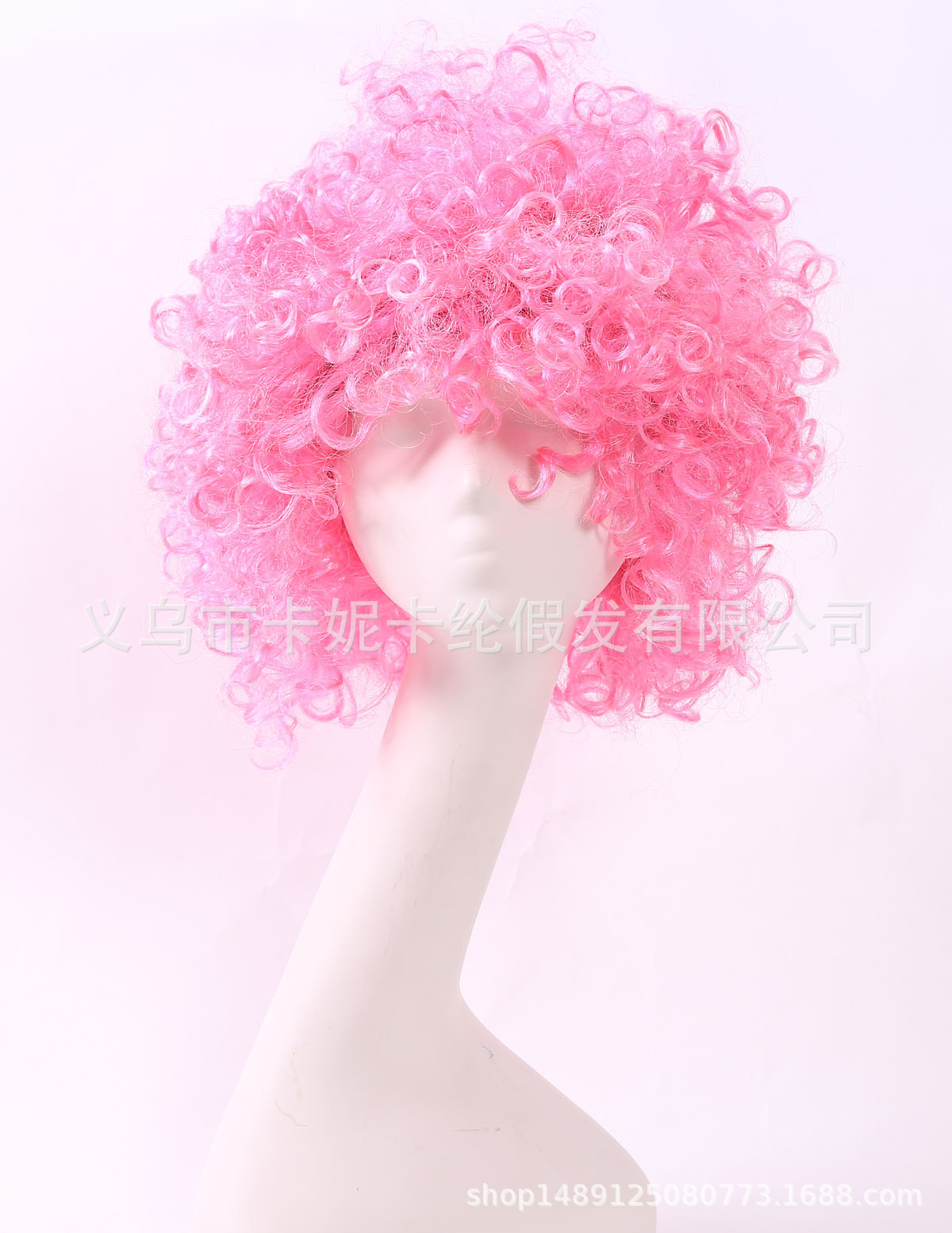 Los nuevos fanáticos del rosa son populares en el cabello rizado europeo y americano