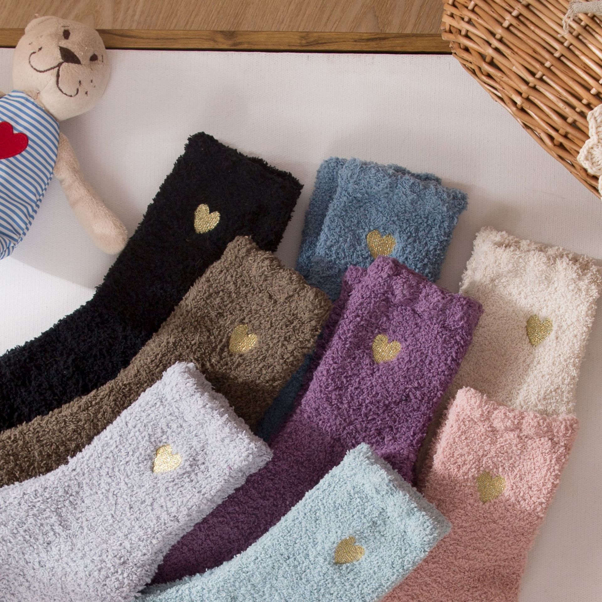 珊瑚绒袜子女冬季加厚加绒中筒爱心刺绣毛巾袜睡眠袜女保暖地板袜