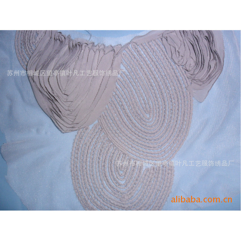 供应苏州畅销衣服辅料简约型机绣水溶领花
