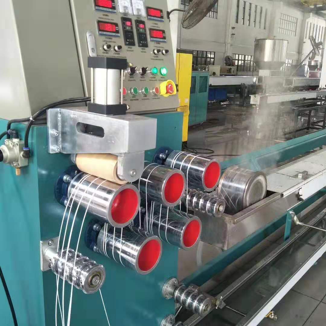 东莞燿安塑胶机器有限公司PPPETPU仿藤机一出四条热拉伸仿藤机