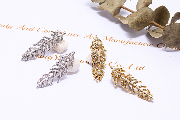 Fashion Zircon Gold-plated Leaf Earrings Wholesale display picture 5