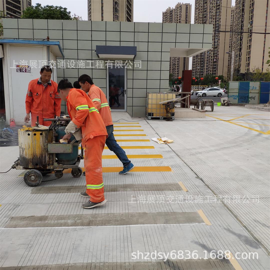 停车场车位划线水泥路面中心黄线箭头标识市政道路划线标志标线