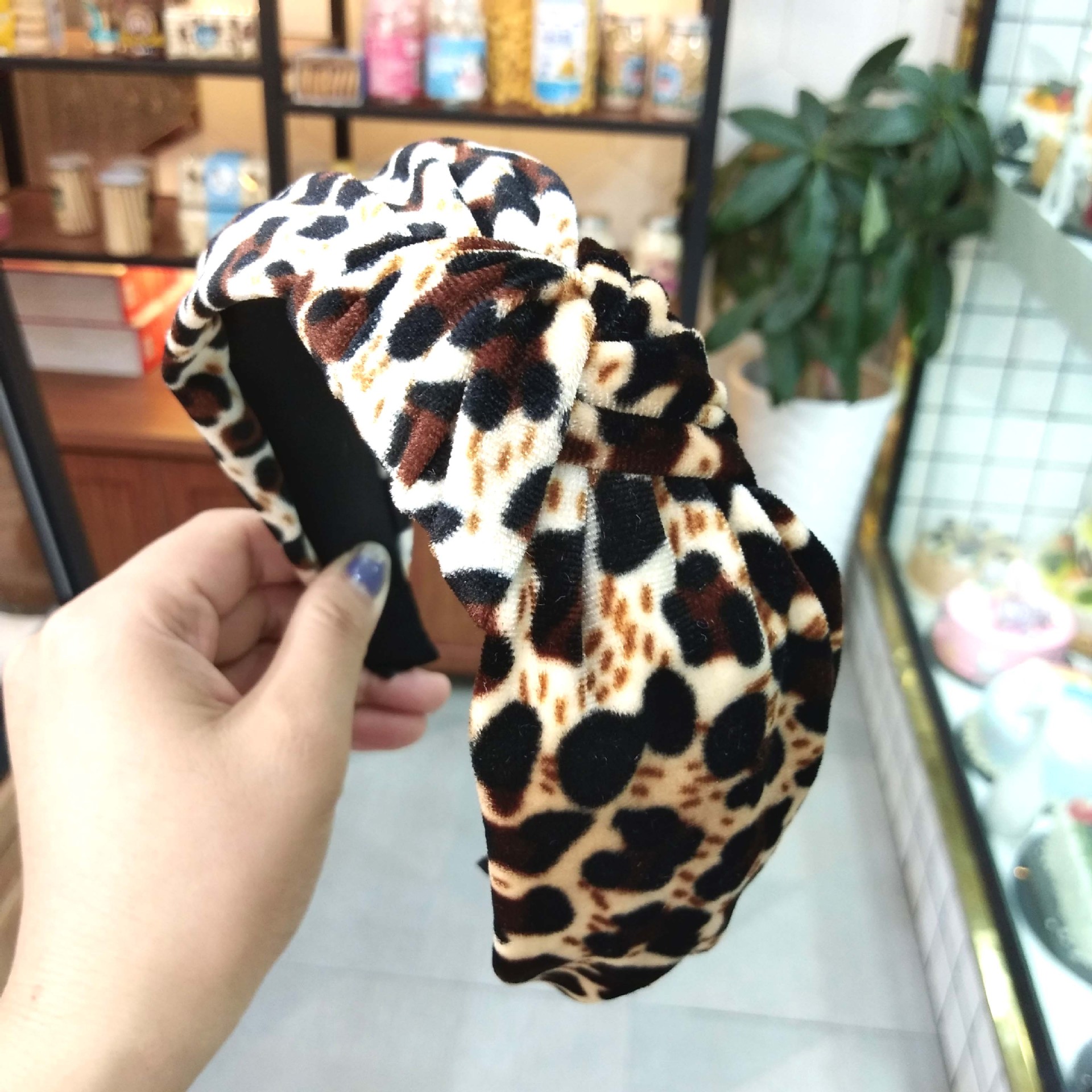 Best Selling Retro Leopard Knotted Headband High-grade Gold Velvet Printed Hairpin Simple Wide-brimmed Hair Headband  Wholesale Nihaojewelry display picture 4