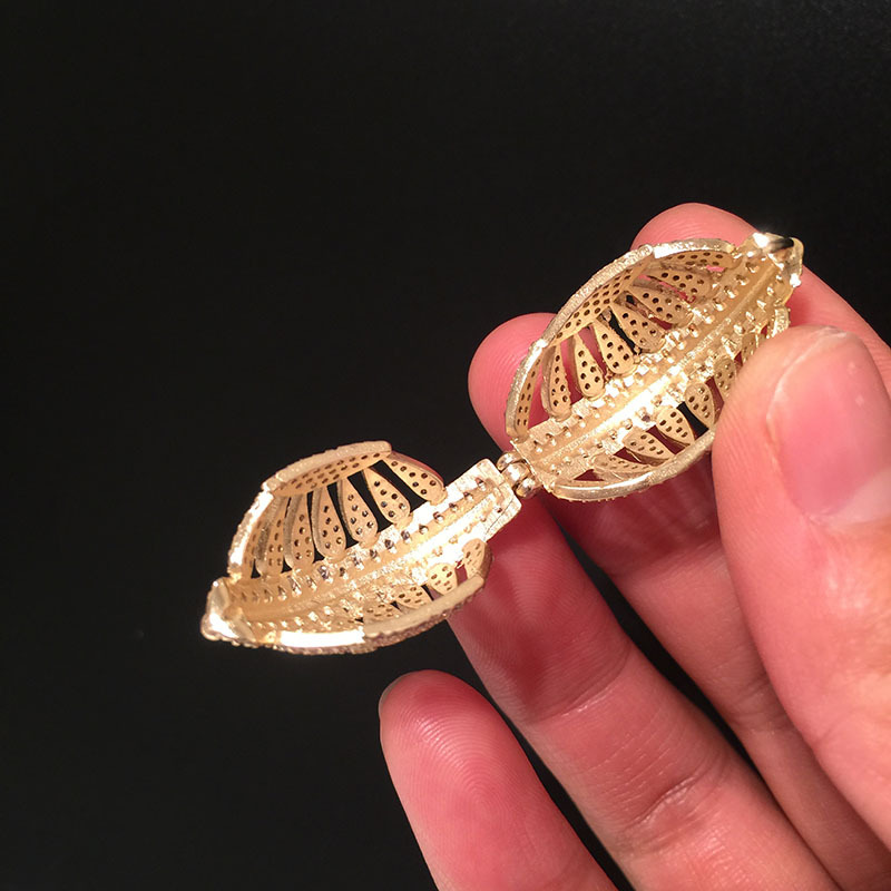 Vintage Baroque Hollow Lantern Earring Oval Single Gold Earring Dress Earrings display picture 4