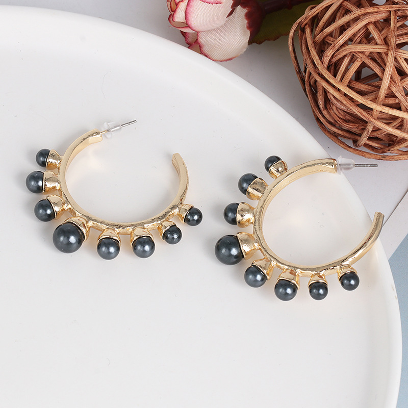 Fashion C Shape Inlaid Pearls Alloy Acrylic Earrings Ear Studs display picture 4