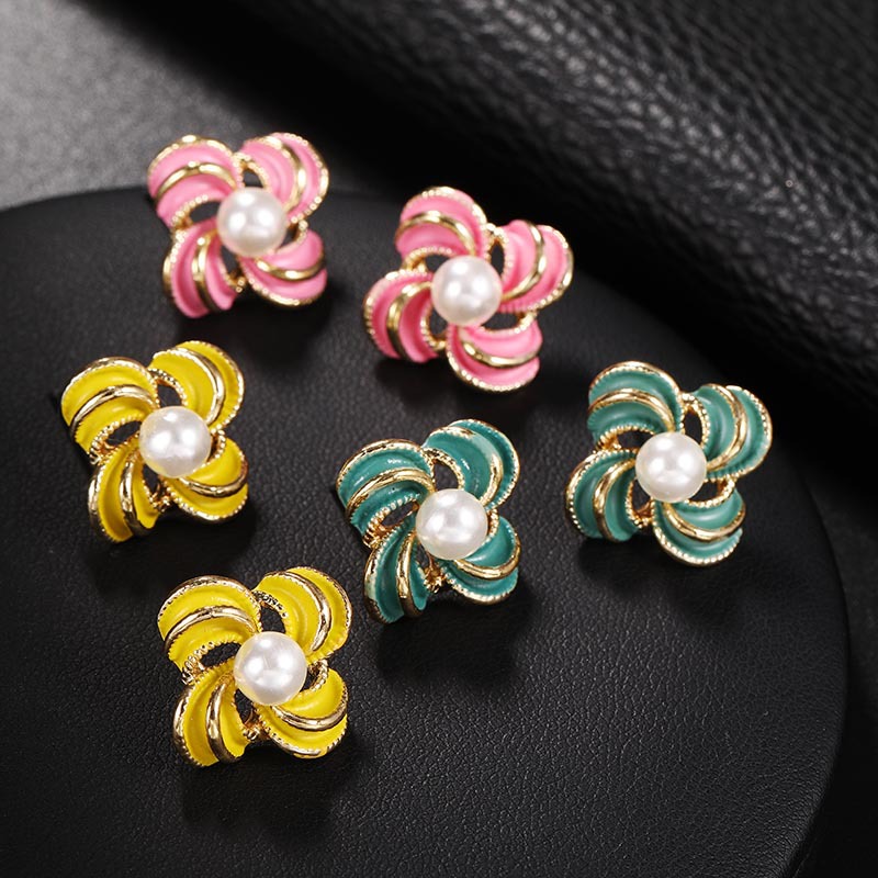 Trendy Simple Metal Pearl Flower Stud Earrings Sweet Petal Earrings display picture 4