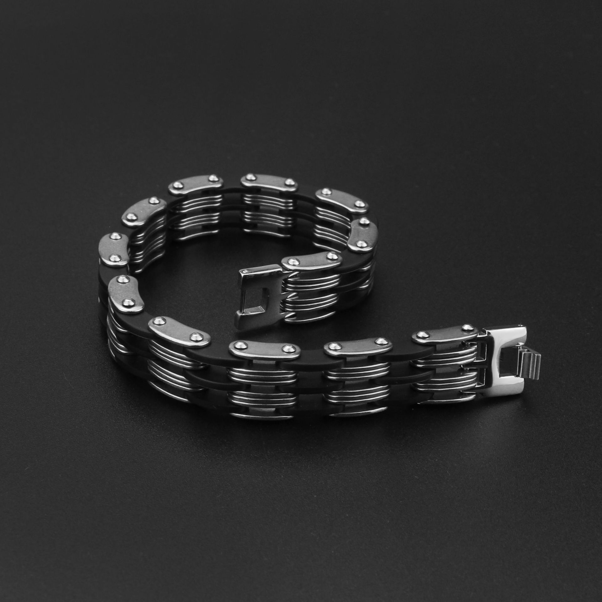 Original Design Solid Color Titanium Steel Polishing Men's Bracelets display picture 3