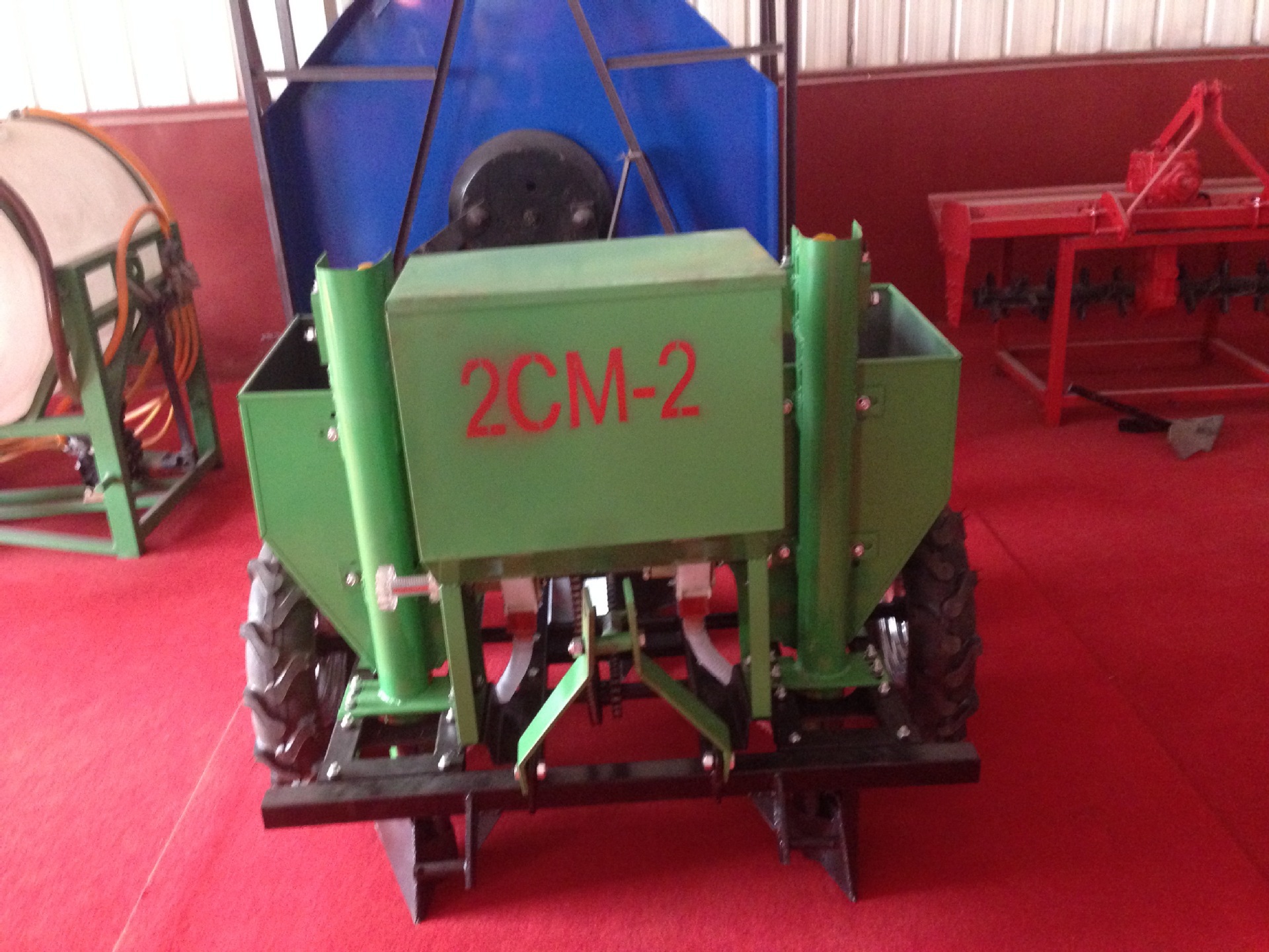 红日出口土豆种植机   马铃薯施肥播种机   定制土豆种植机