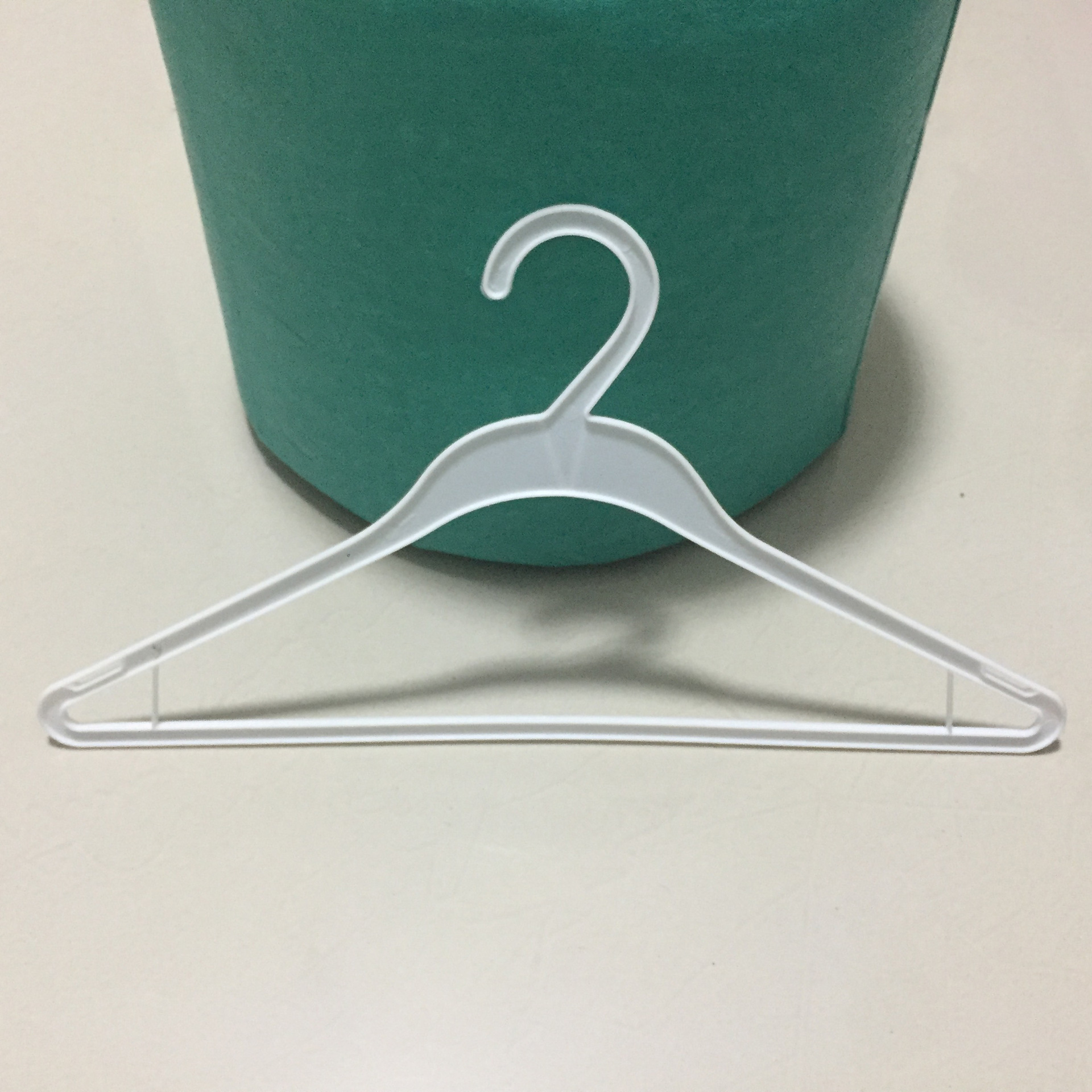 有孔衣架白色正面