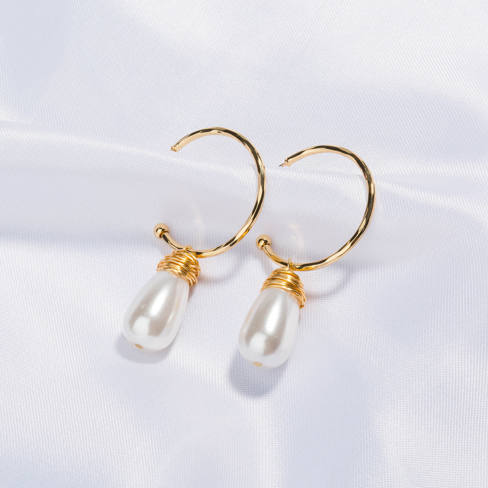Fashion C-shaped Embossed Pure White Water Drop Pearl Earrings display picture 5