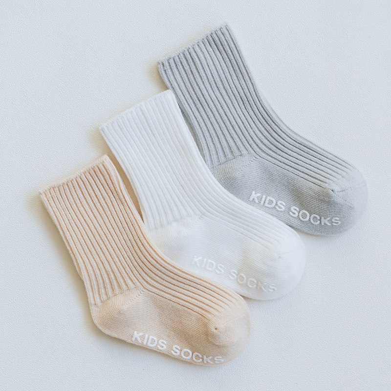 Primavera y otoño nuevos calcetines de bebé que dispensan calcetines de bebé antideslizantes doble aguja suelta color liso calcetines para niños al por mayor
