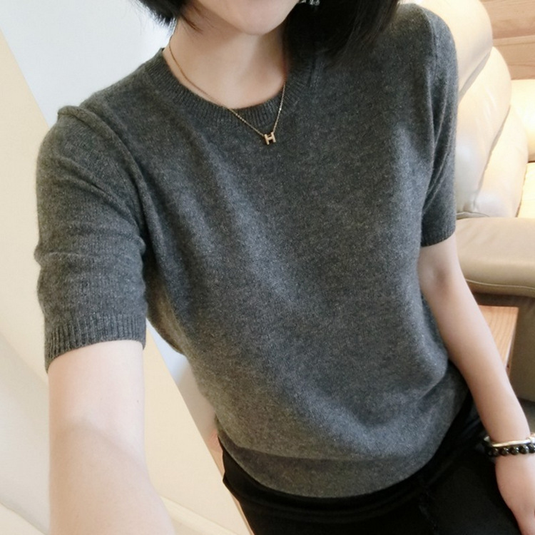 Solid color knitted base body-friendly sweater with a round collar