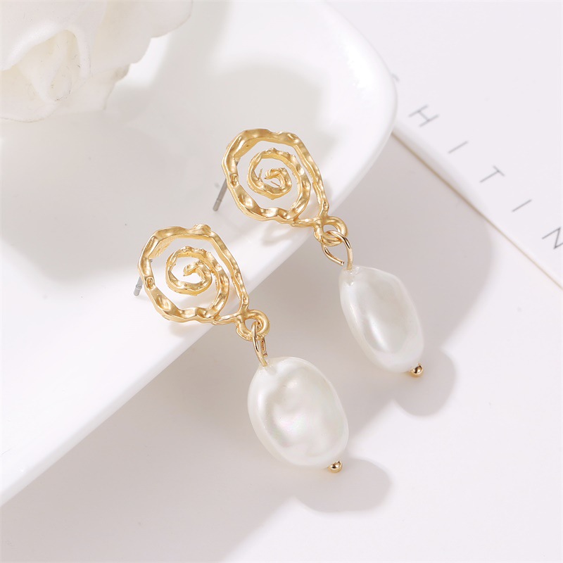 New Fashion Hollow Simple Geometric Freshwater Pearl Metal Earrings display picture 4