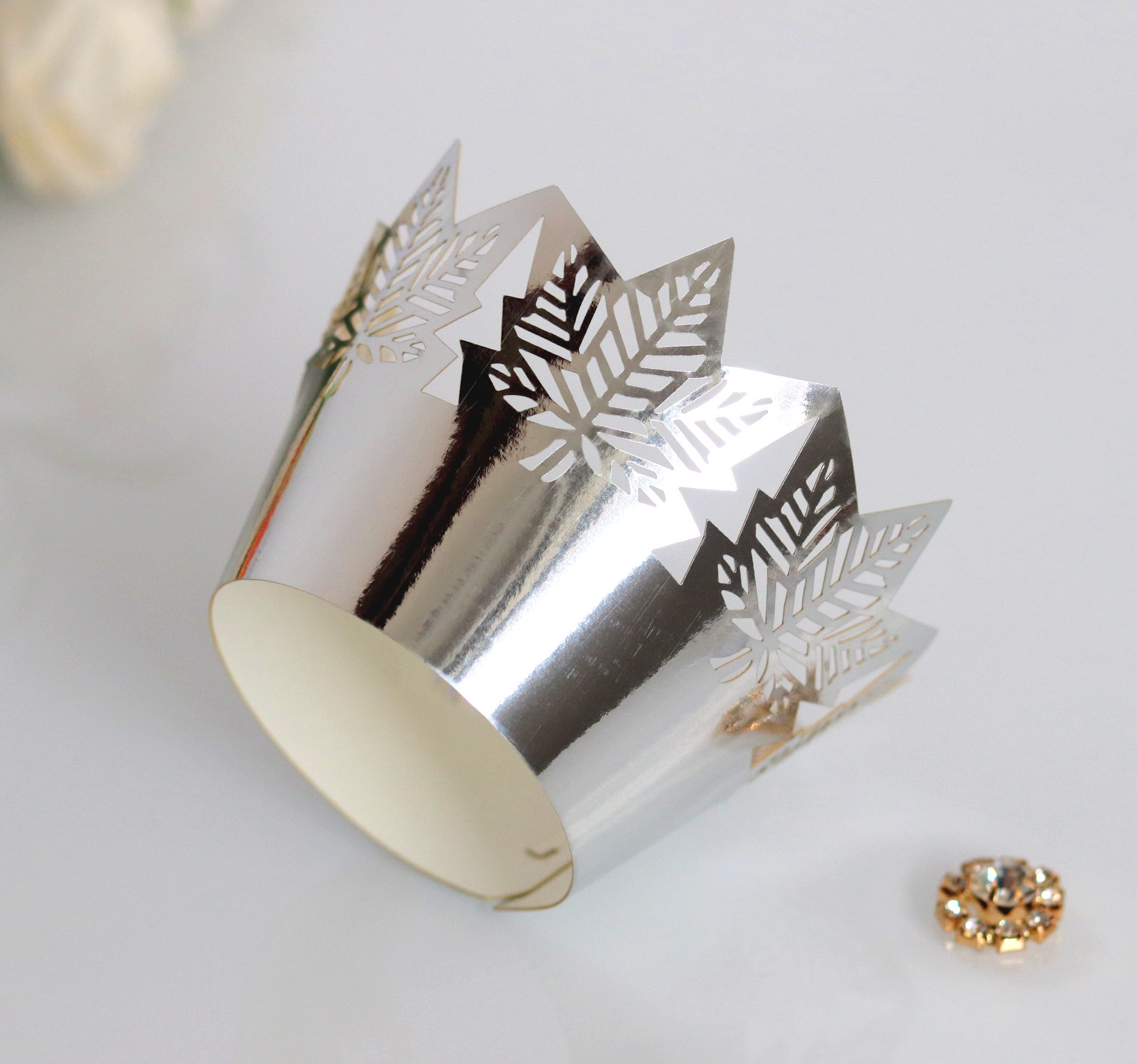 Hoja de arce hornear tarta huevo taza encaje decorativo fiesta cumpleaños pastel bandeja papel láser borde hueco al por mayor