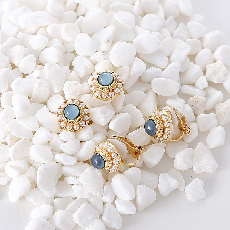 925珍珠绿色猫眼石耳钉