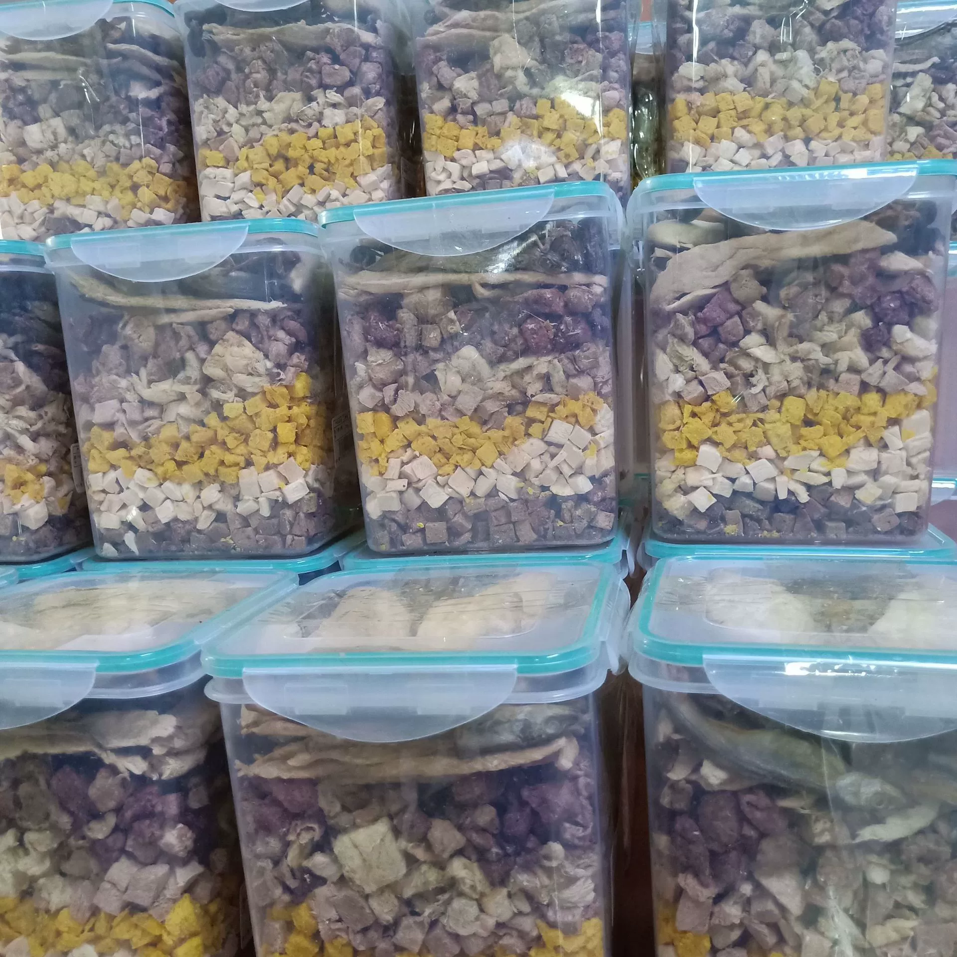 Закуски для домашних животных сублимированная бочка Весенняя рыба перепел десять видов смешанных волос оптом чистое содержание 500 г Смешанная семейная бочка