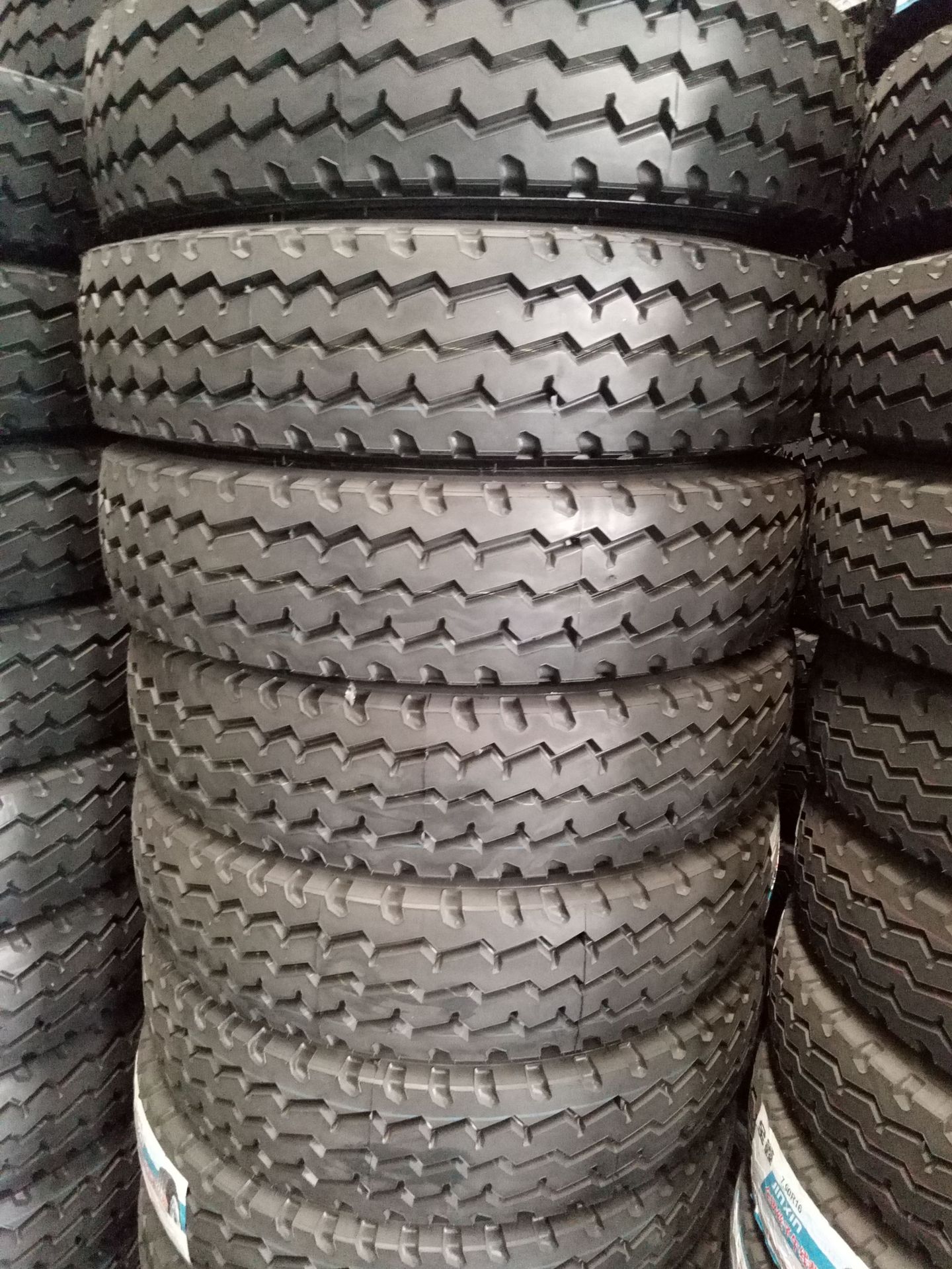 全钢汽车载重货车轮胎7.00R16厂家批发