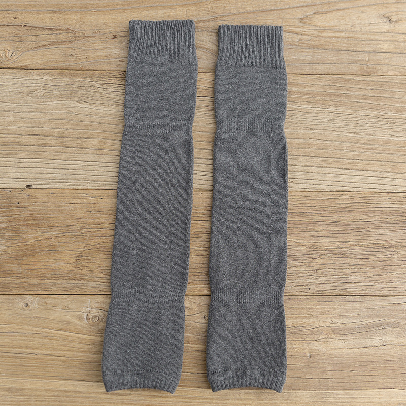 Темно -серой