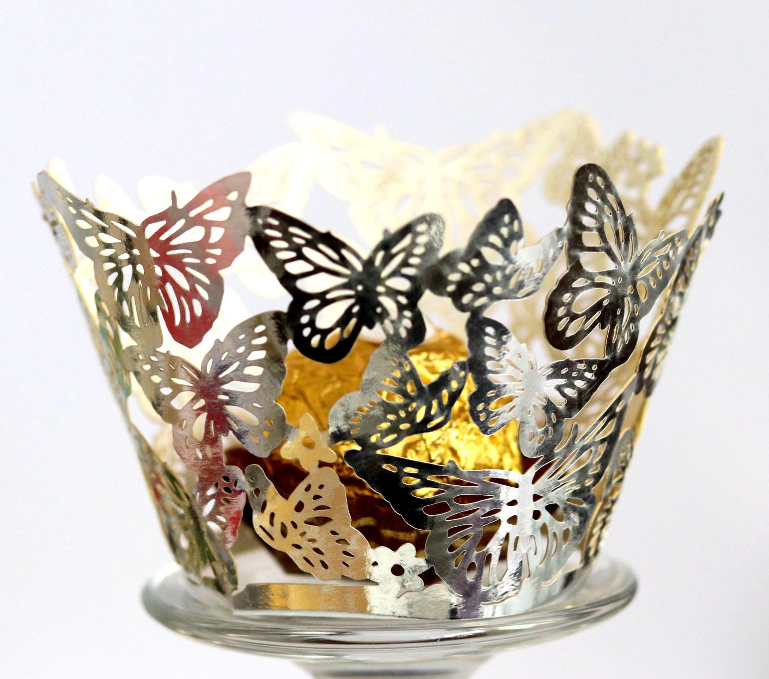 Amazon láser hueco mariposa taza de papel reflectante de oro pastel borde taza pastel hornear encaje en stock