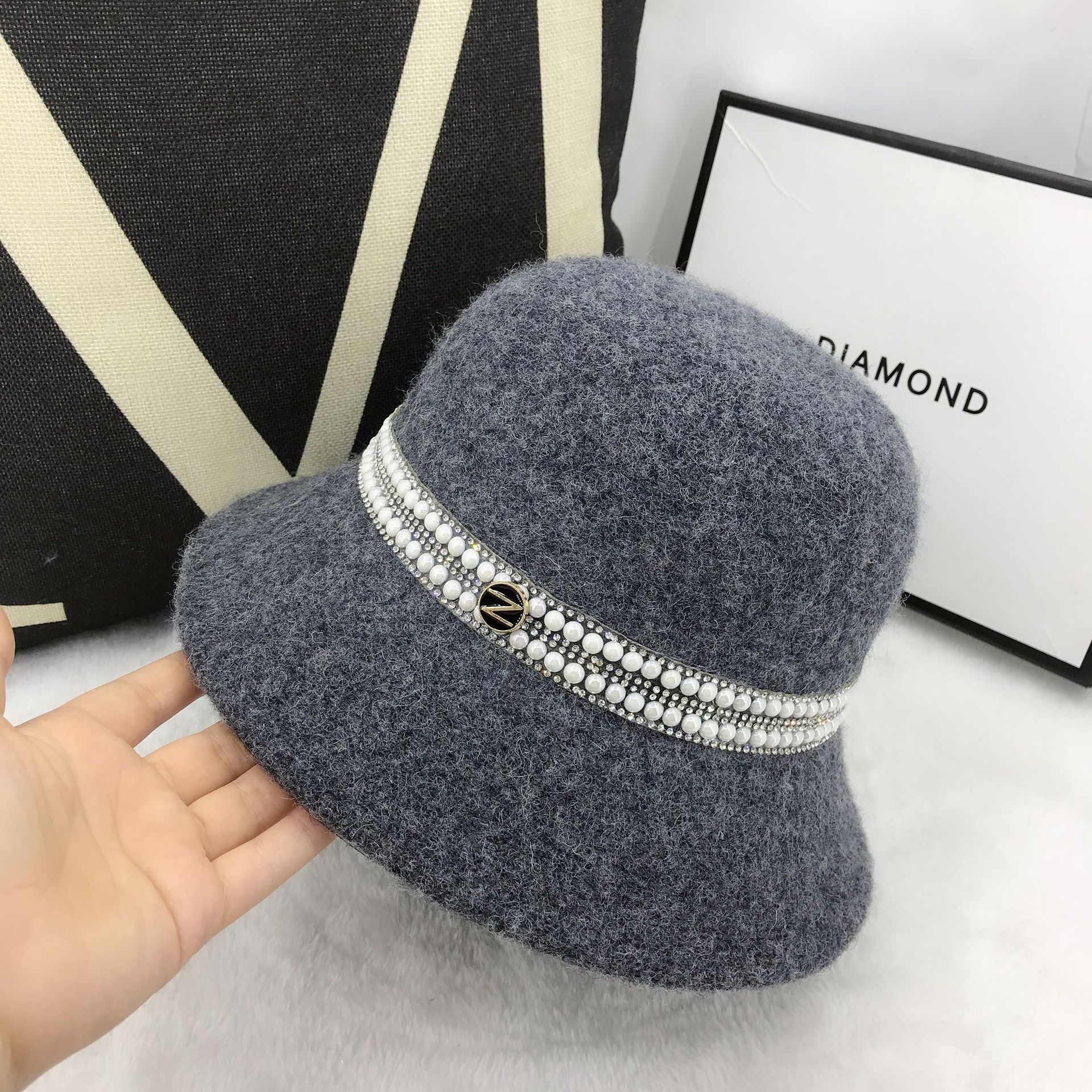 Chapeau de bassin en cachemire d'automne et d'hiver élégant style célébrité perle strass mode rétro chapeau thermique britannique_voghion.com