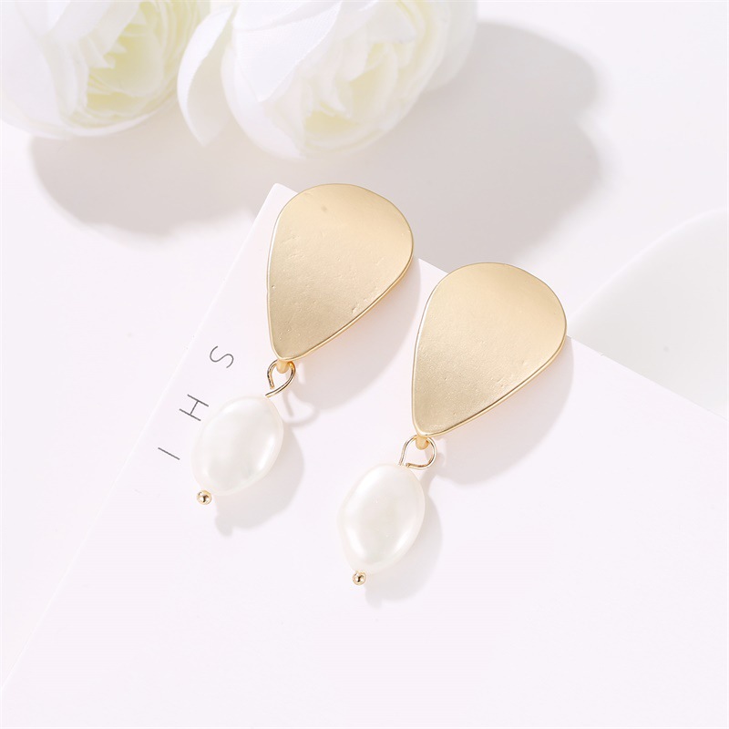 New Fashion Hollow Simple Geometric Freshwater Pearl Metal Earrings display picture 11