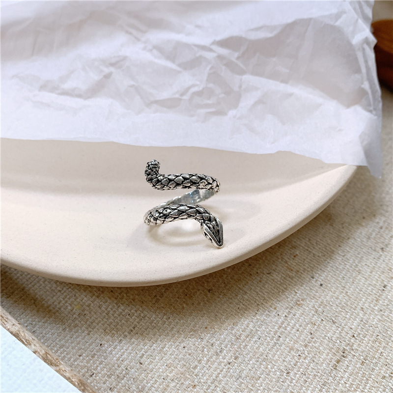 Anillo Con Diseño De Serpiente Girante display picture 7