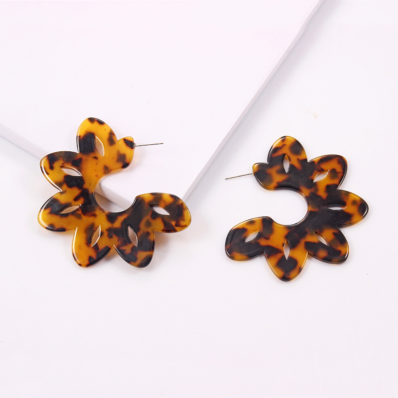 Retro Leopard Print Hollow Flower Acrylic Earrings display picture 7