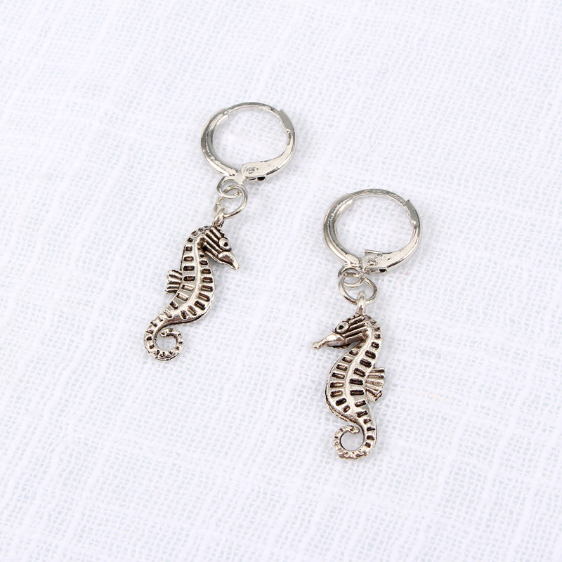 European Fashion Alloy Animal Hoop Earrings Cute Personalized Three-dimensional Seahorse Pendant Earring Ear Clip Female display picture 8