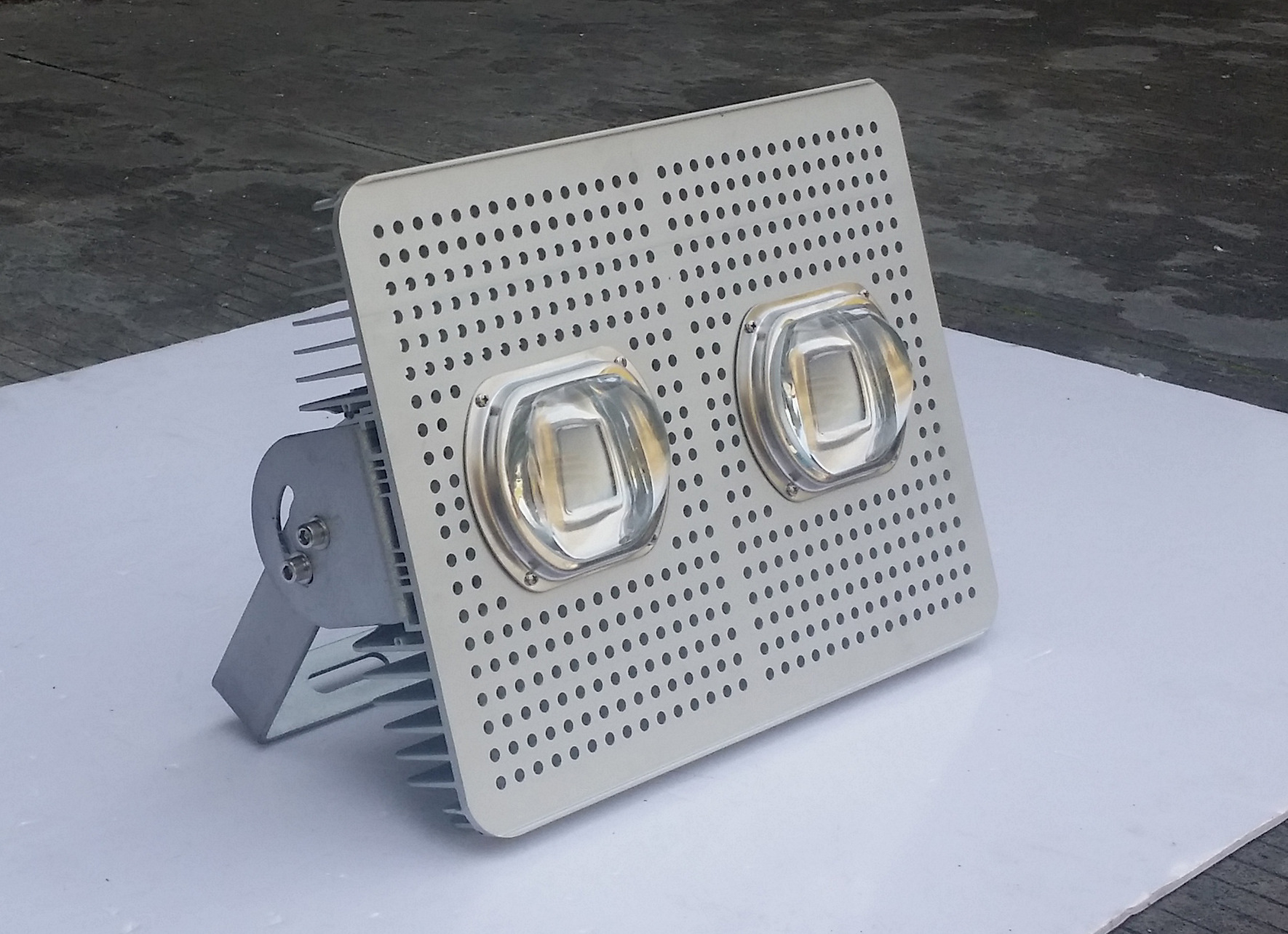 Built-in LED spotlight