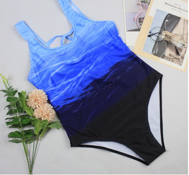 Bikini-baddräkt i ett stycke med gradienttryck i plusstorlekar_voghion.com