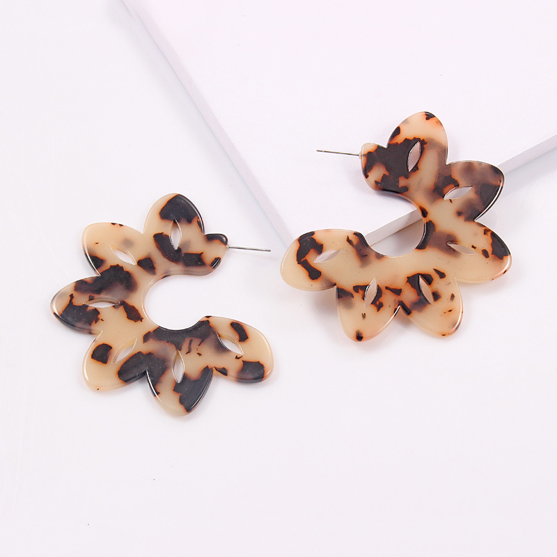 Retro Leopard Print Hollow Flower Acrylic Earrings display picture 6