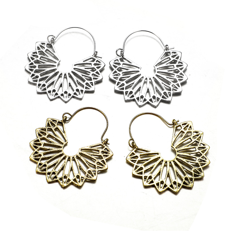 Nouveaux Accessoires Européen Et Américain De Mode Évidé Géométrique Irrégulière Triangle Pétoncles Boucles D'oreilles Alliage Demi-cercle Boucles D'oreilles display picture 4