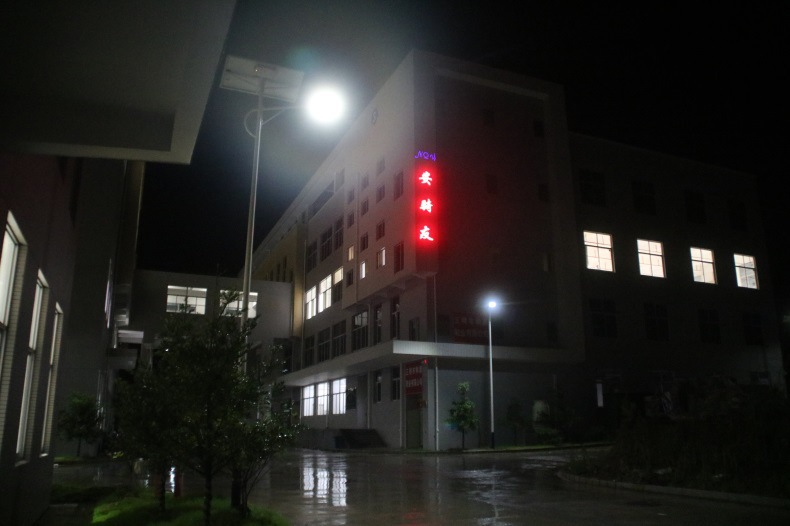 安骑友夜晚亮灯图片