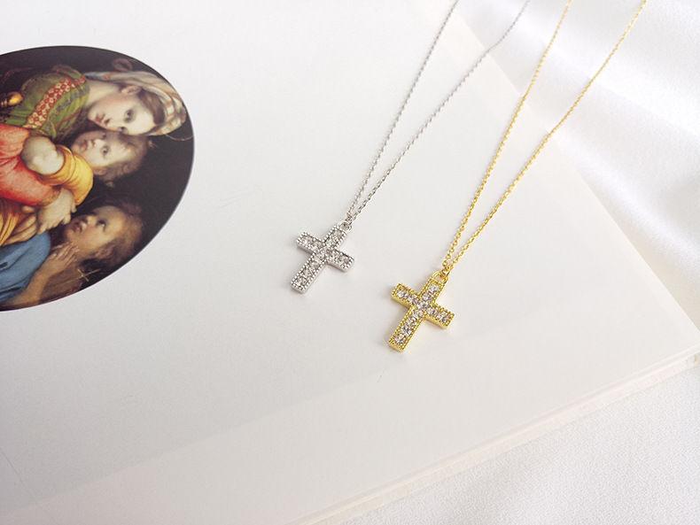Cross Pendant Necklace Image 3