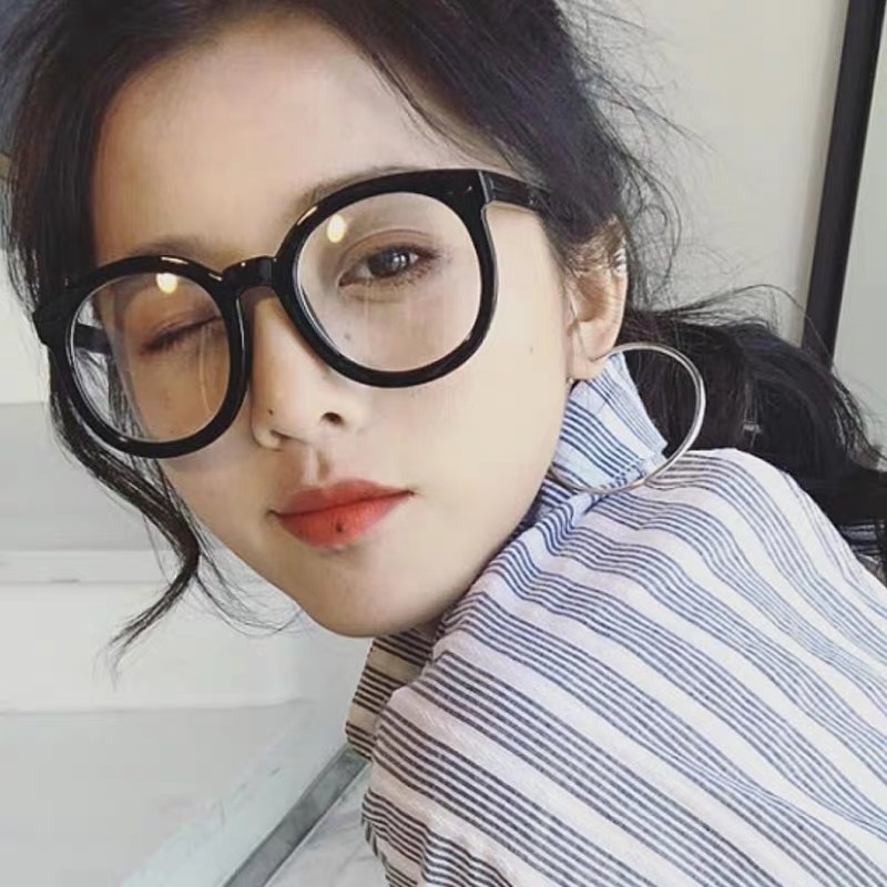 Black frame black nail