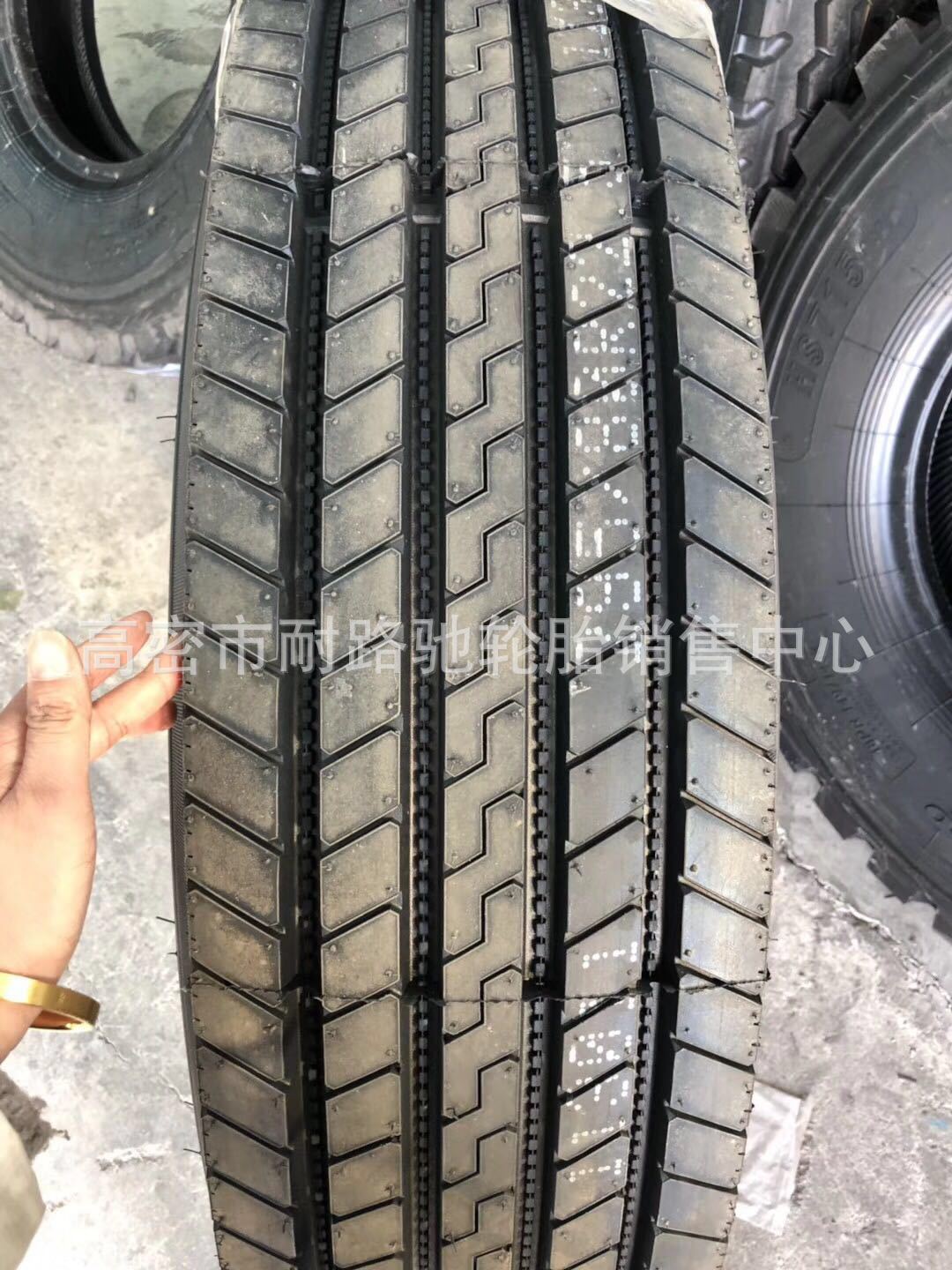 公交车校车真空轮胎9.5R17.5 215/75R15.5 235/75R15.5全钢丝轮胎