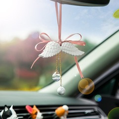 車の中のアクセサリーの車は天使の翼の石膏を掛けます。