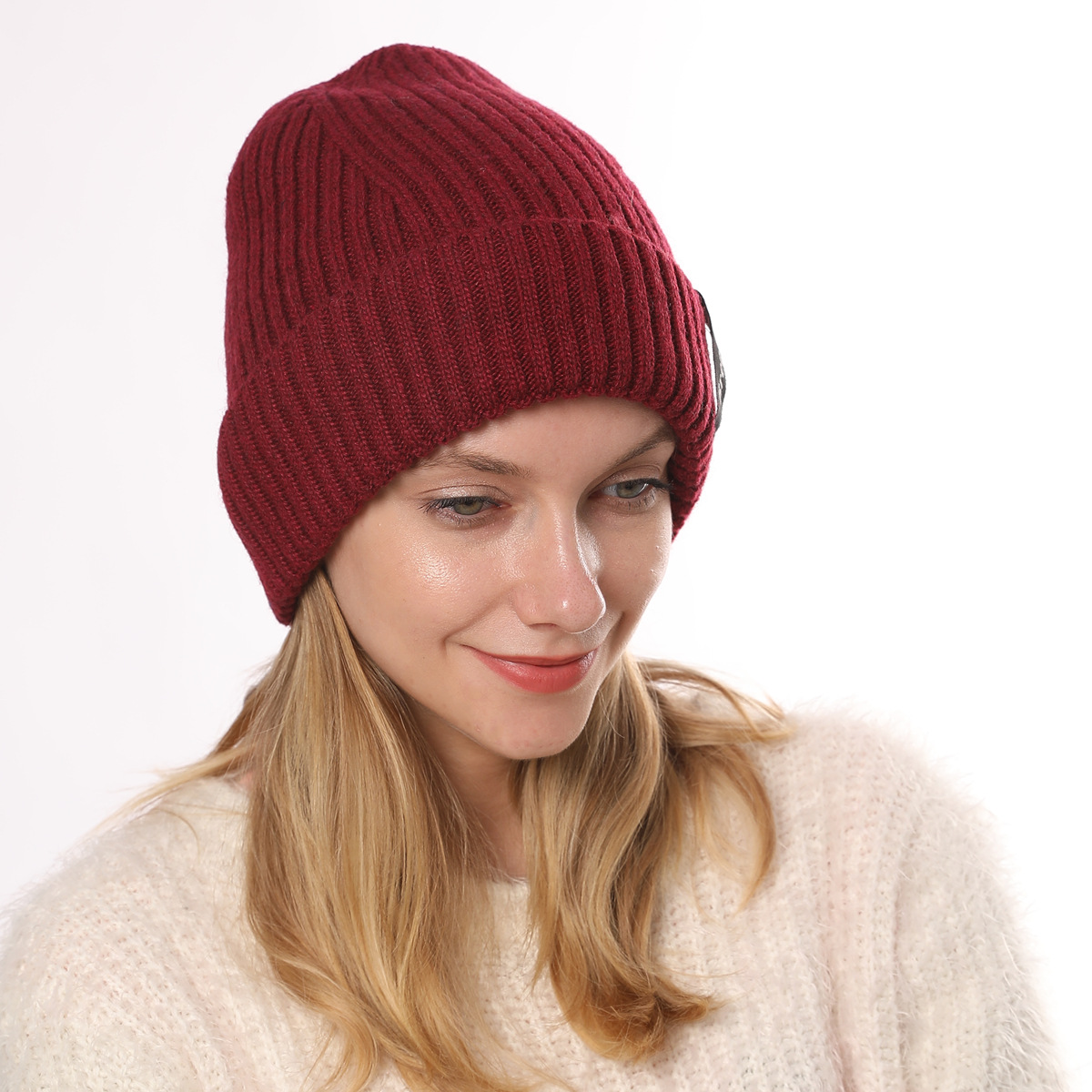 Cappello da uomo in lana calda lavorato a maglia con lettera adesiva con bordo arricciato a righe dritte in velluto autunno e inverno da donna_voghion.com