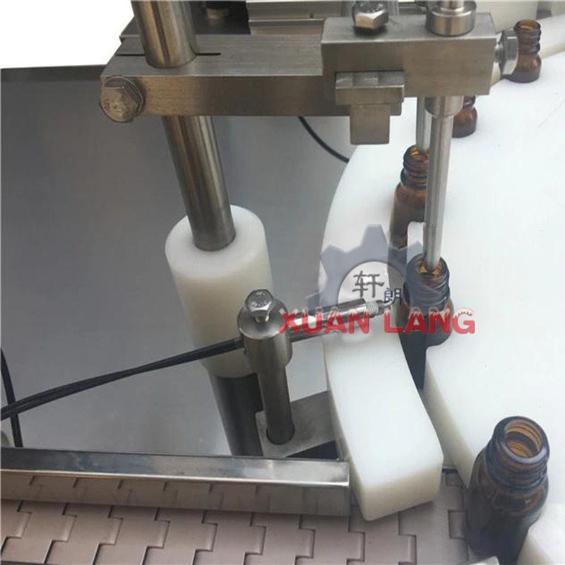 厂家供应精油灌装机 小剂量灌装封口理盖一体机 小型精油灌装机