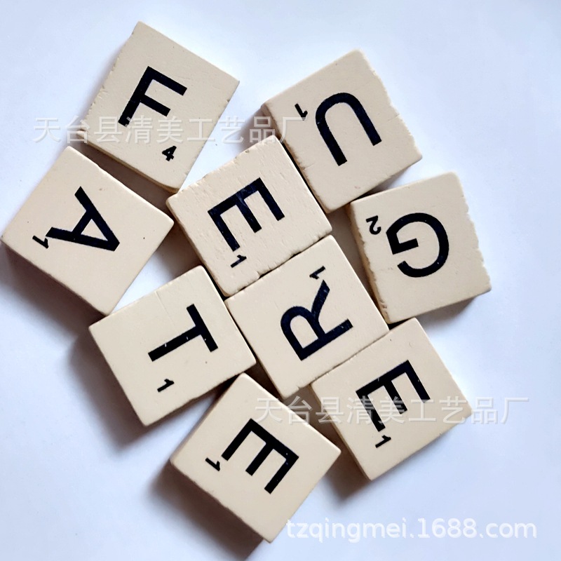 26 colorido cuadrado letras inglesas Impresión de madera de colores Inglés letras 100 piezas un paquete 18*20mm