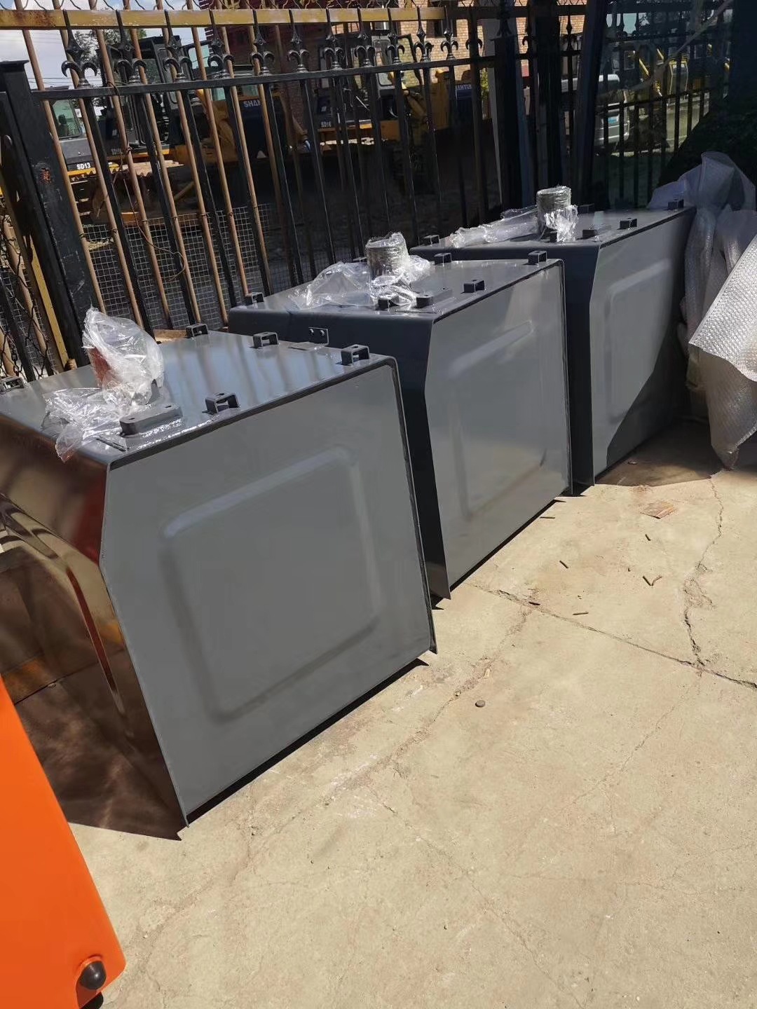 长期销售徐工挖掘机XE135 XE225液压油箱 柴油箱 油箱盖及配件