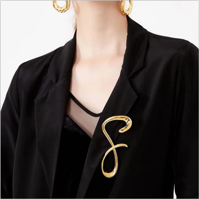 European And American Metal Exaggerated 8 Word Styling Brooch Female Simple Fashion Net Red Brooch display picture 2